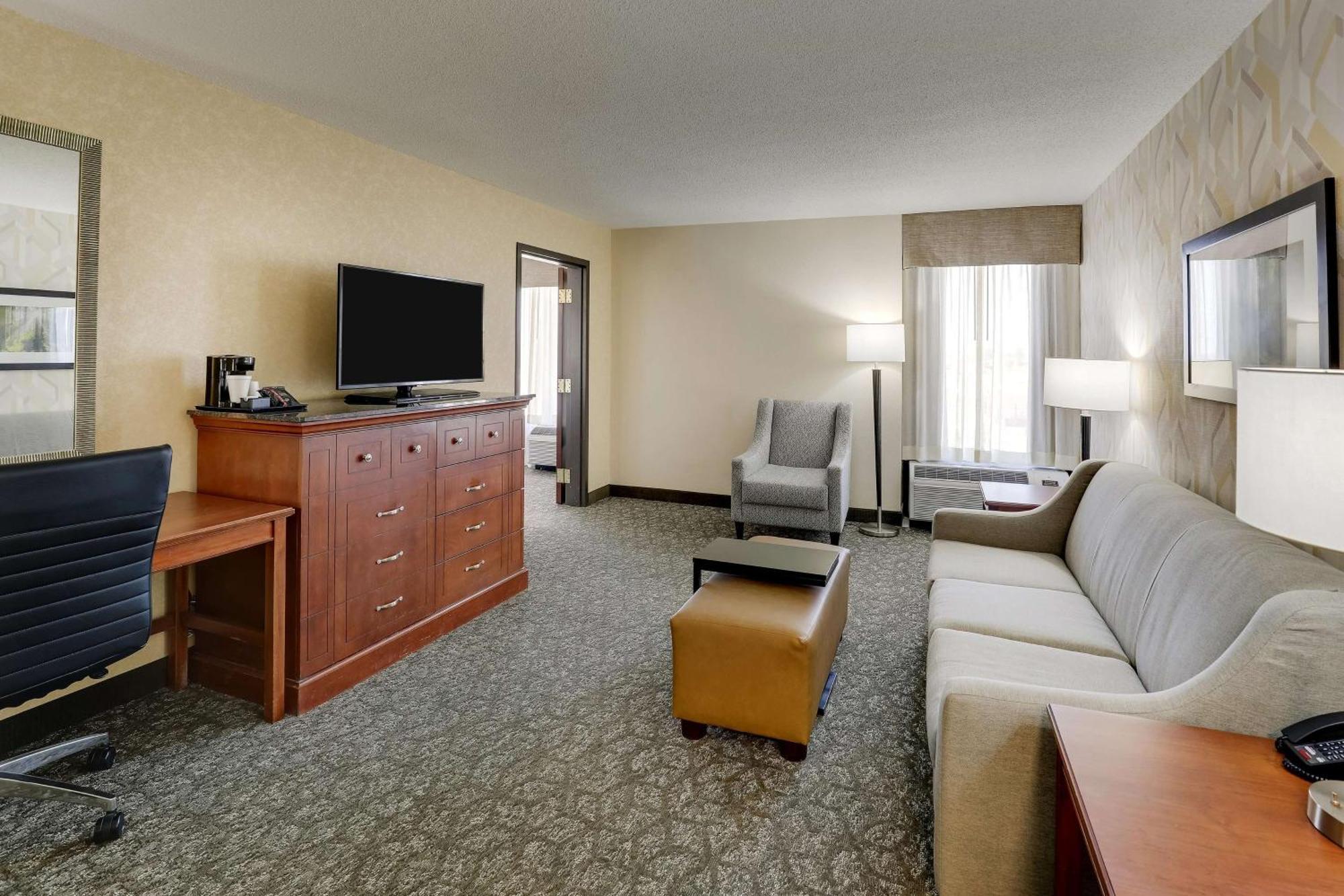 Drury Inn & Suites Marion Bagian luar foto