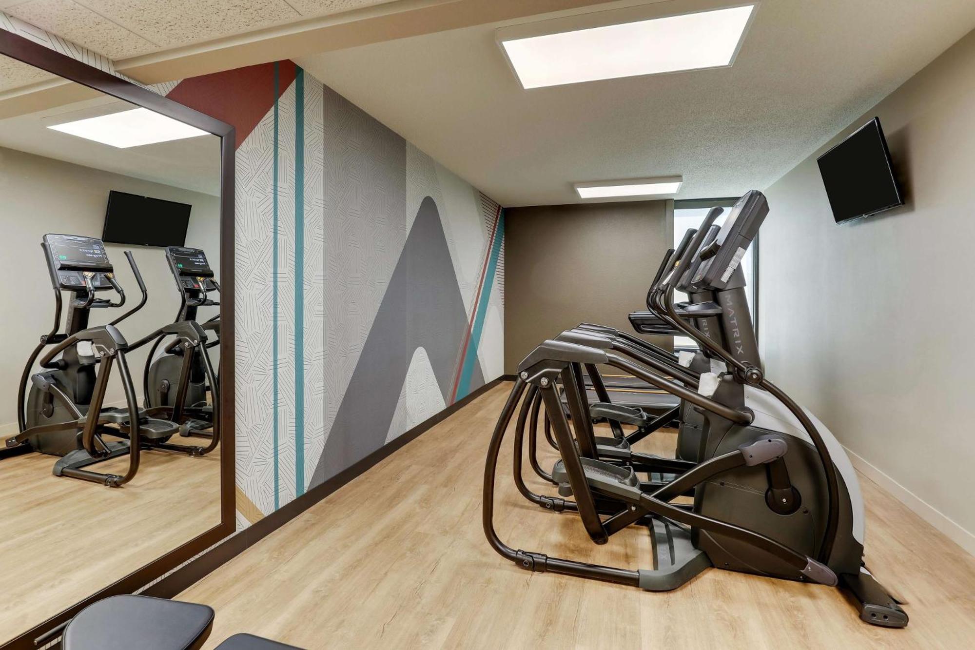 Drury Inn & Suites Marion Bagian luar foto