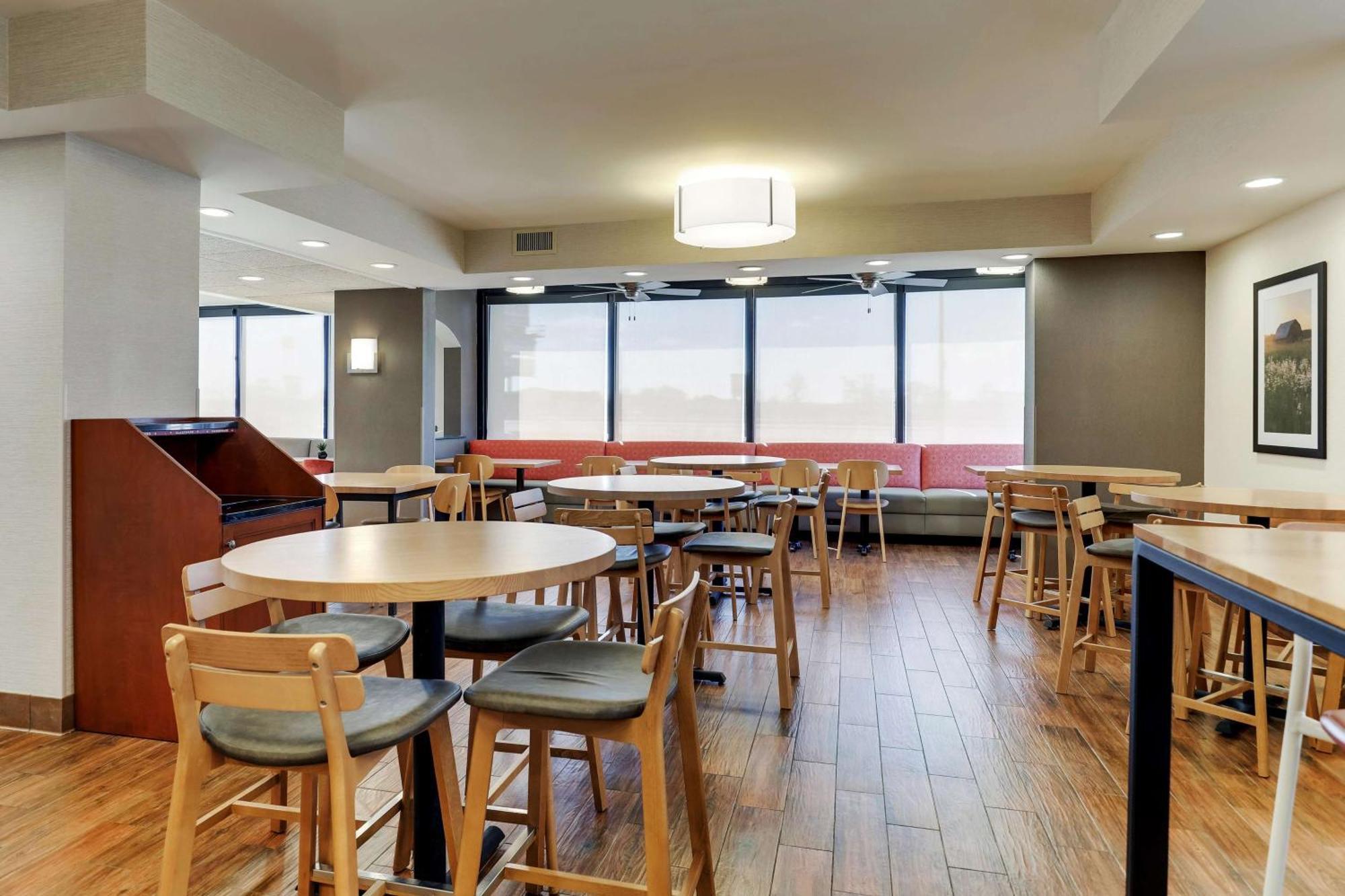 Drury Inn & Suites Marion Bagian luar foto