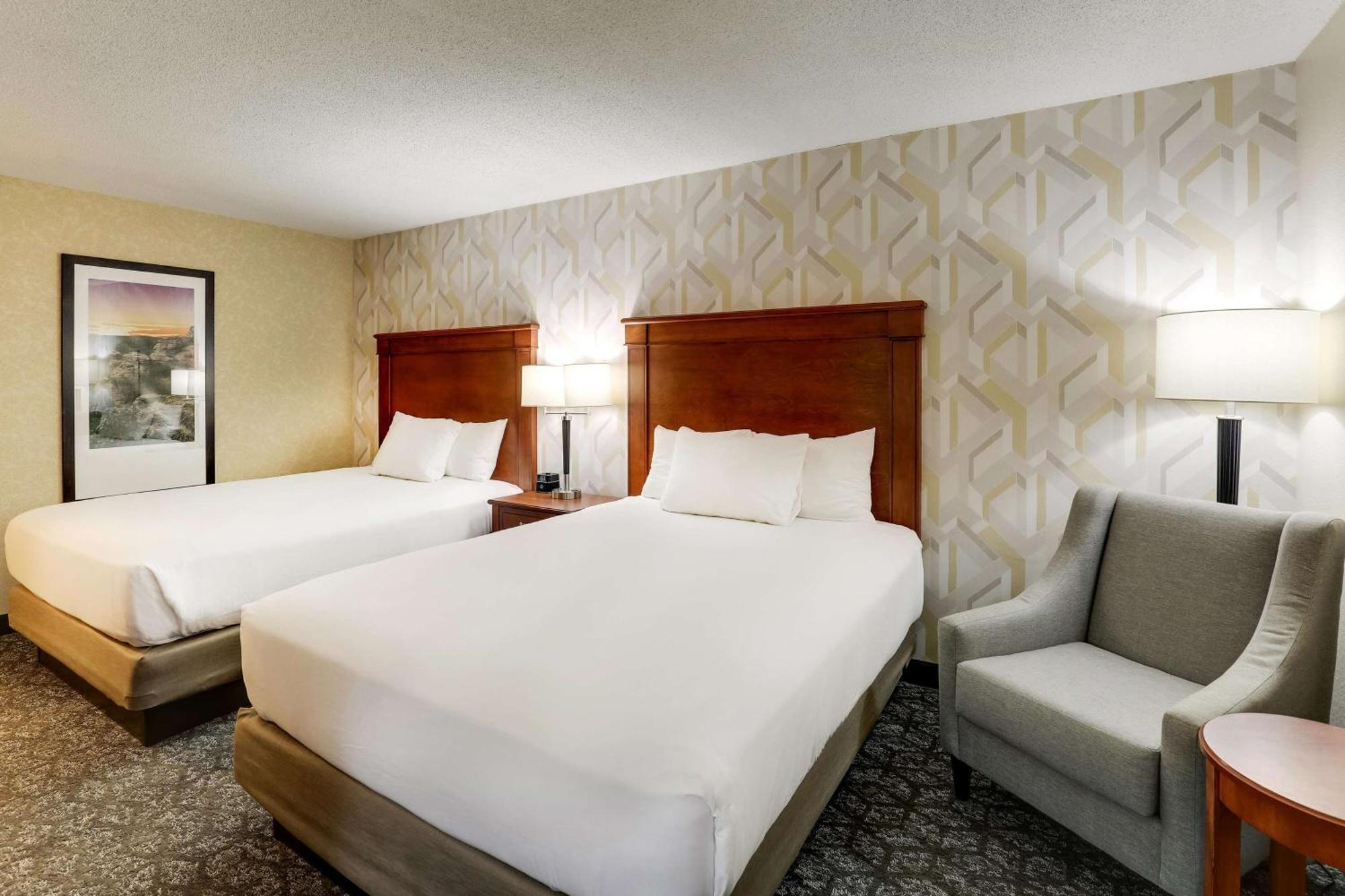 Drury Inn & Suites Marion Bagian luar foto
