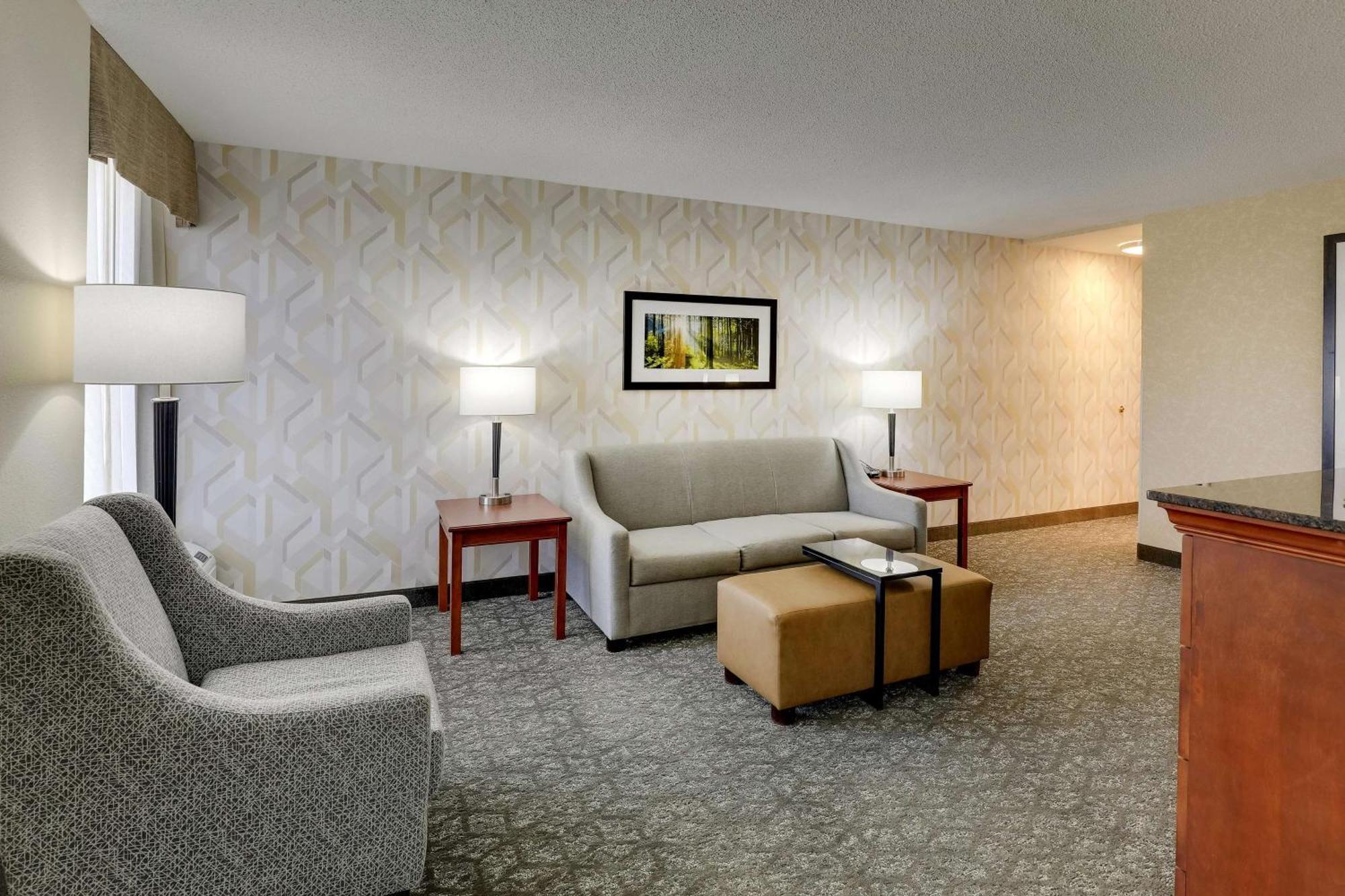 Drury Inn & Suites Marion Bagian luar foto