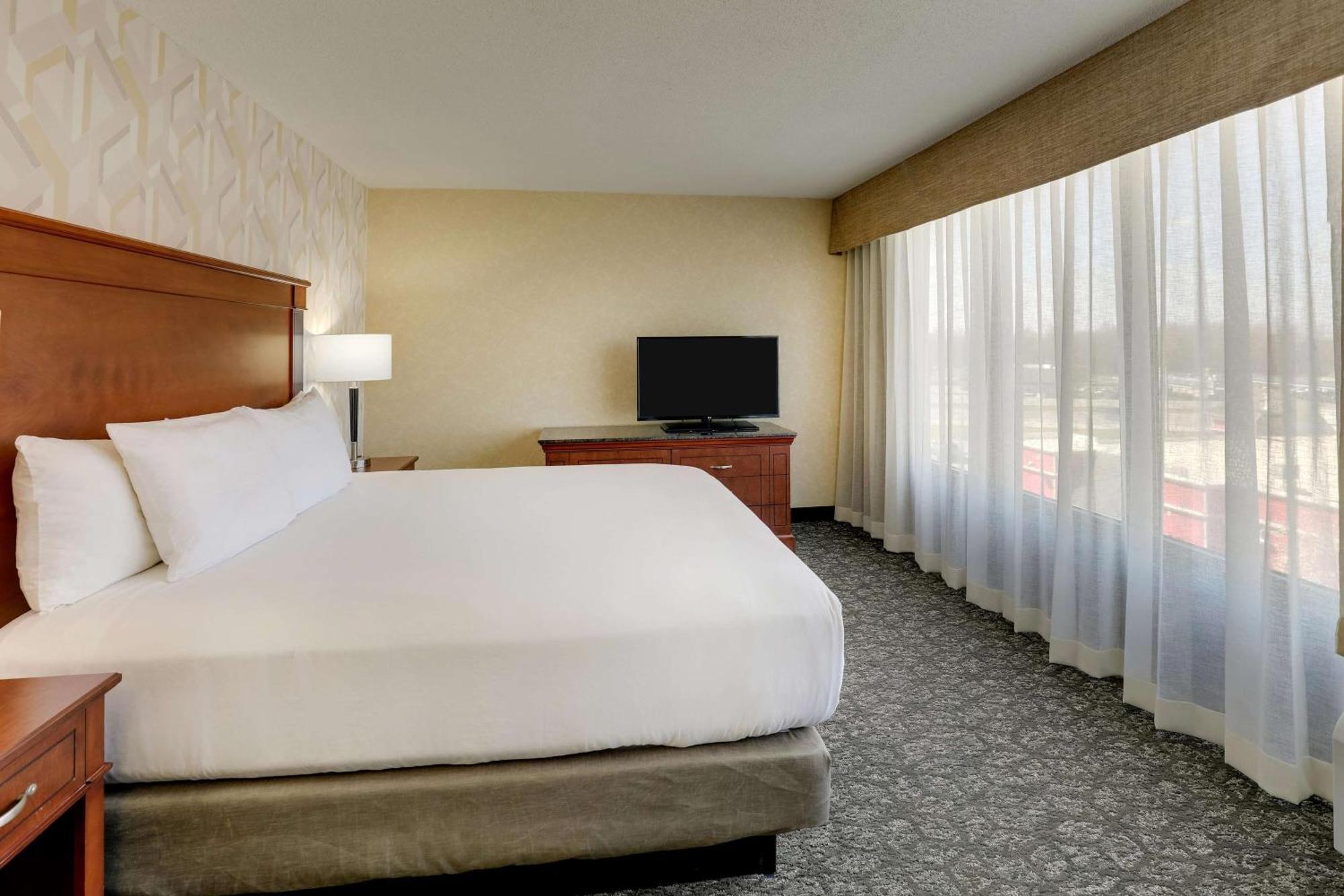 Drury Inn & Suites Marion Bagian luar foto