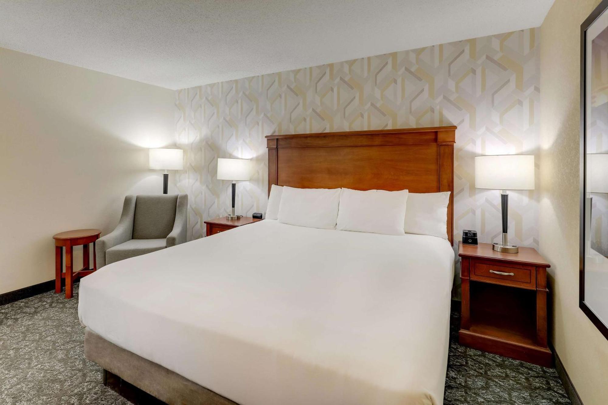 Drury Inn & Suites Marion Bagian luar foto