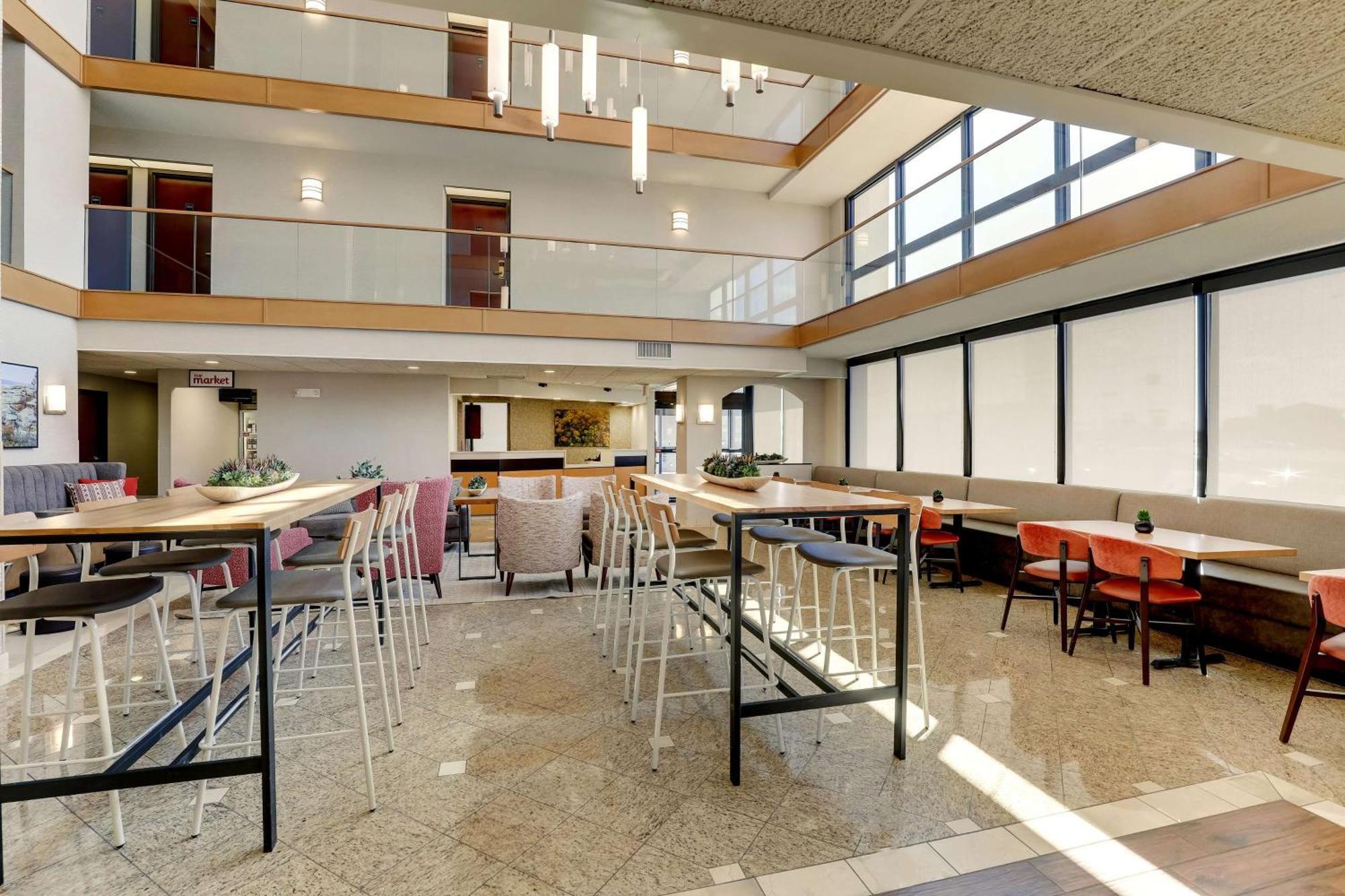 Drury Inn & Suites Marion Bagian luar foto