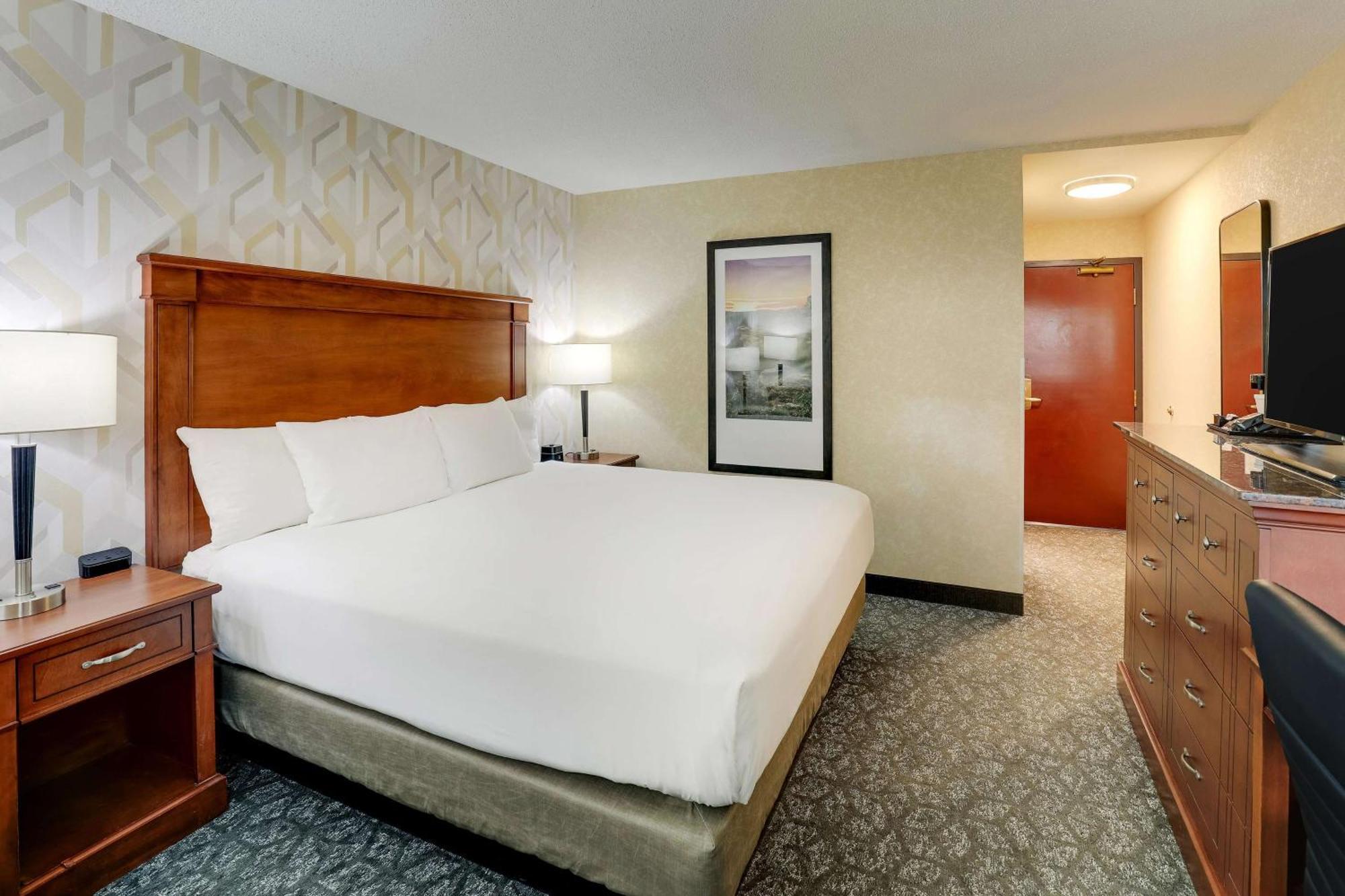 Drury Inn & Suites Marion Bagian luar foto
