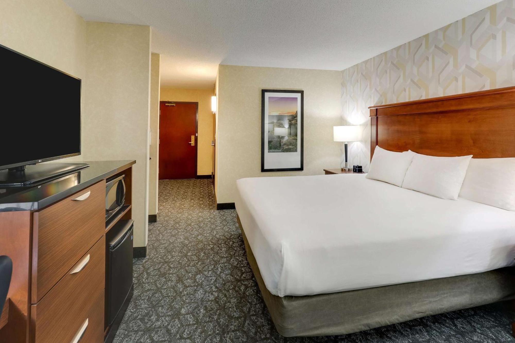 Drury Inn & Suites Marion Bagian luar foto