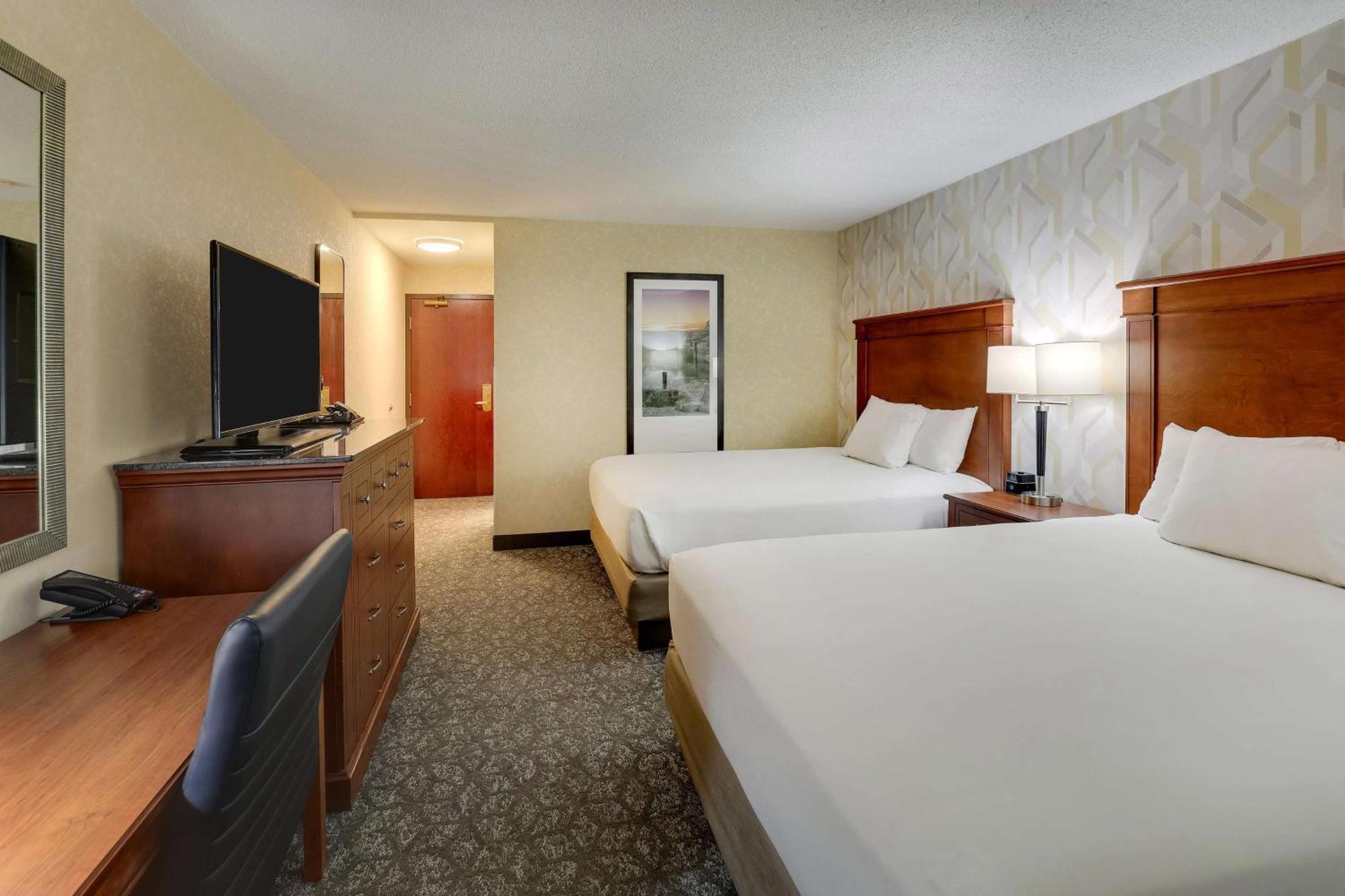 Drury Inn & Suites Marion Bagian luar foto