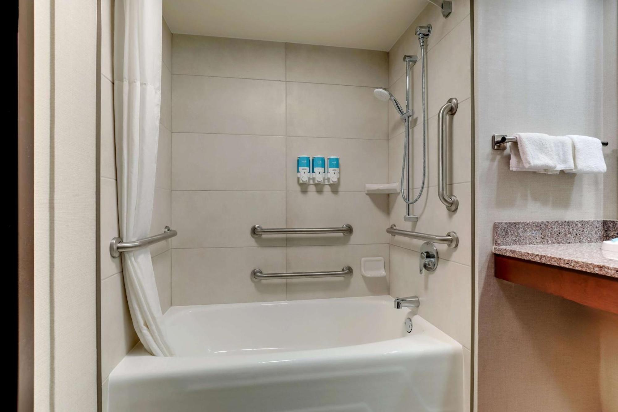Drury Inn & Suites Marion Bagian luar foto