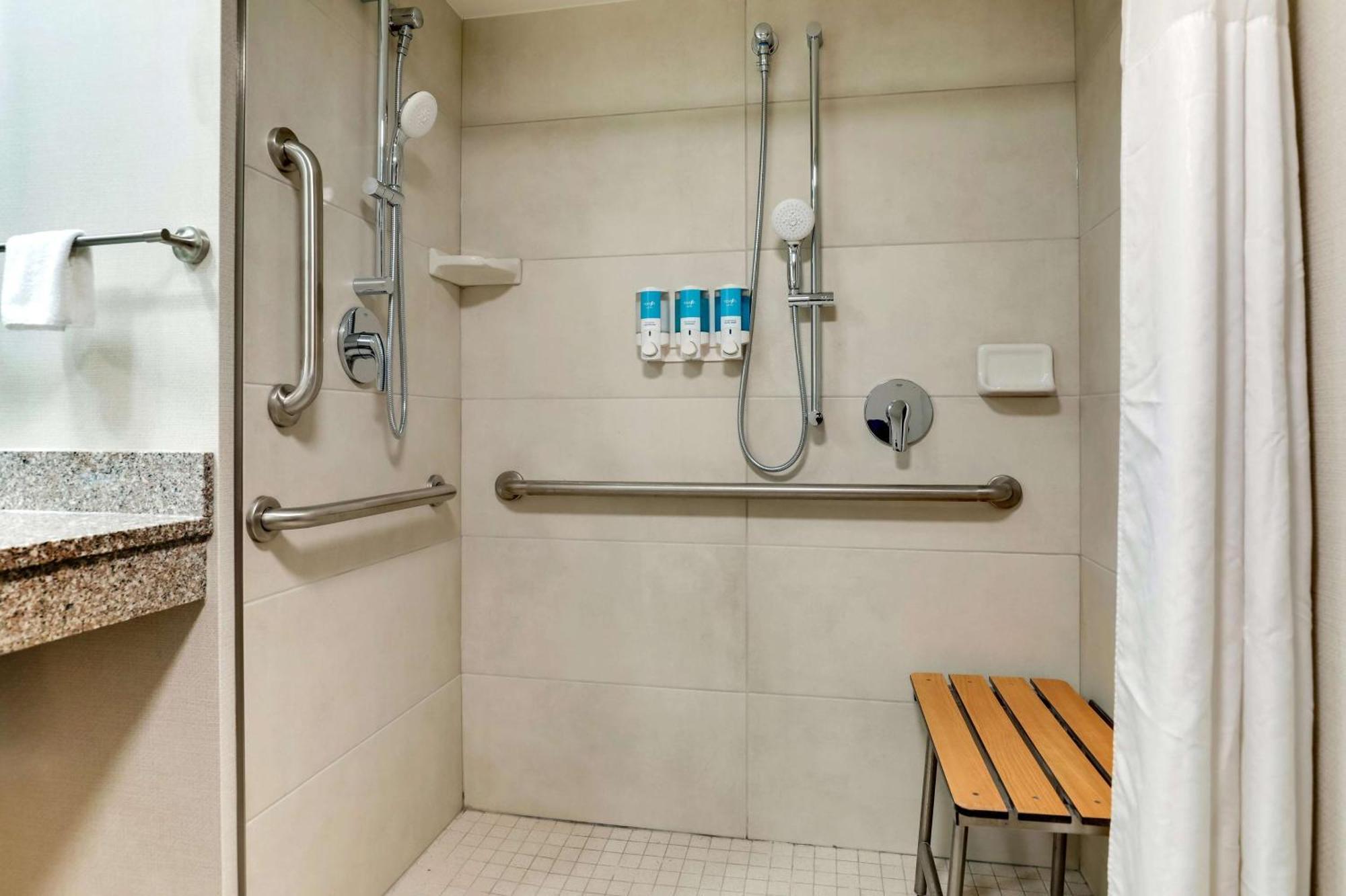 Drury Inn & Suites Marion Bagian luar foto