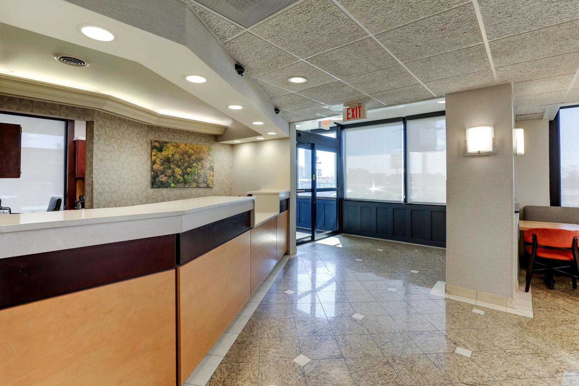 Drury Inn & Suites Marion Bagian luar foto