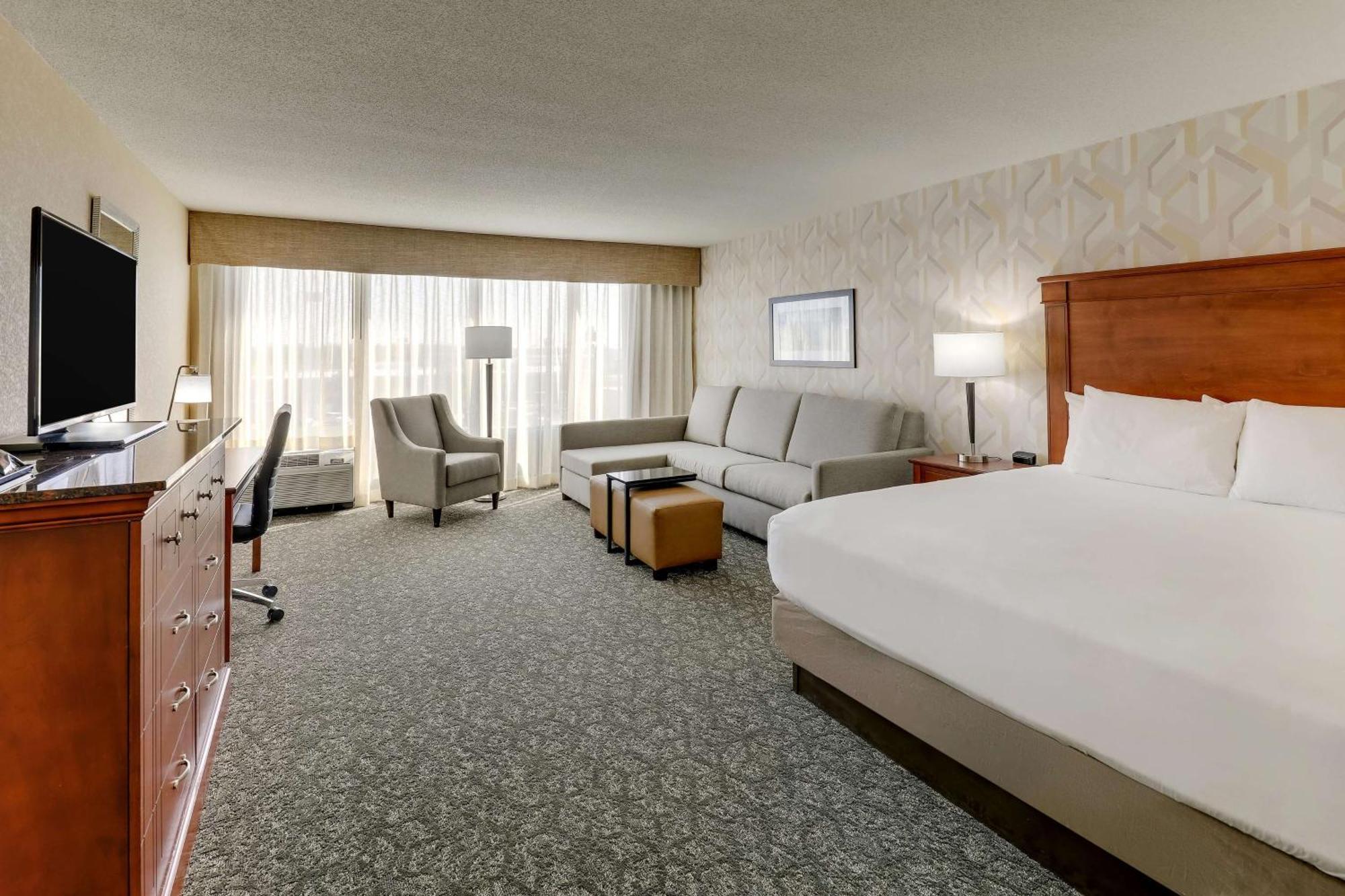 Drury Inn & Suites Marion Bagian luar foto